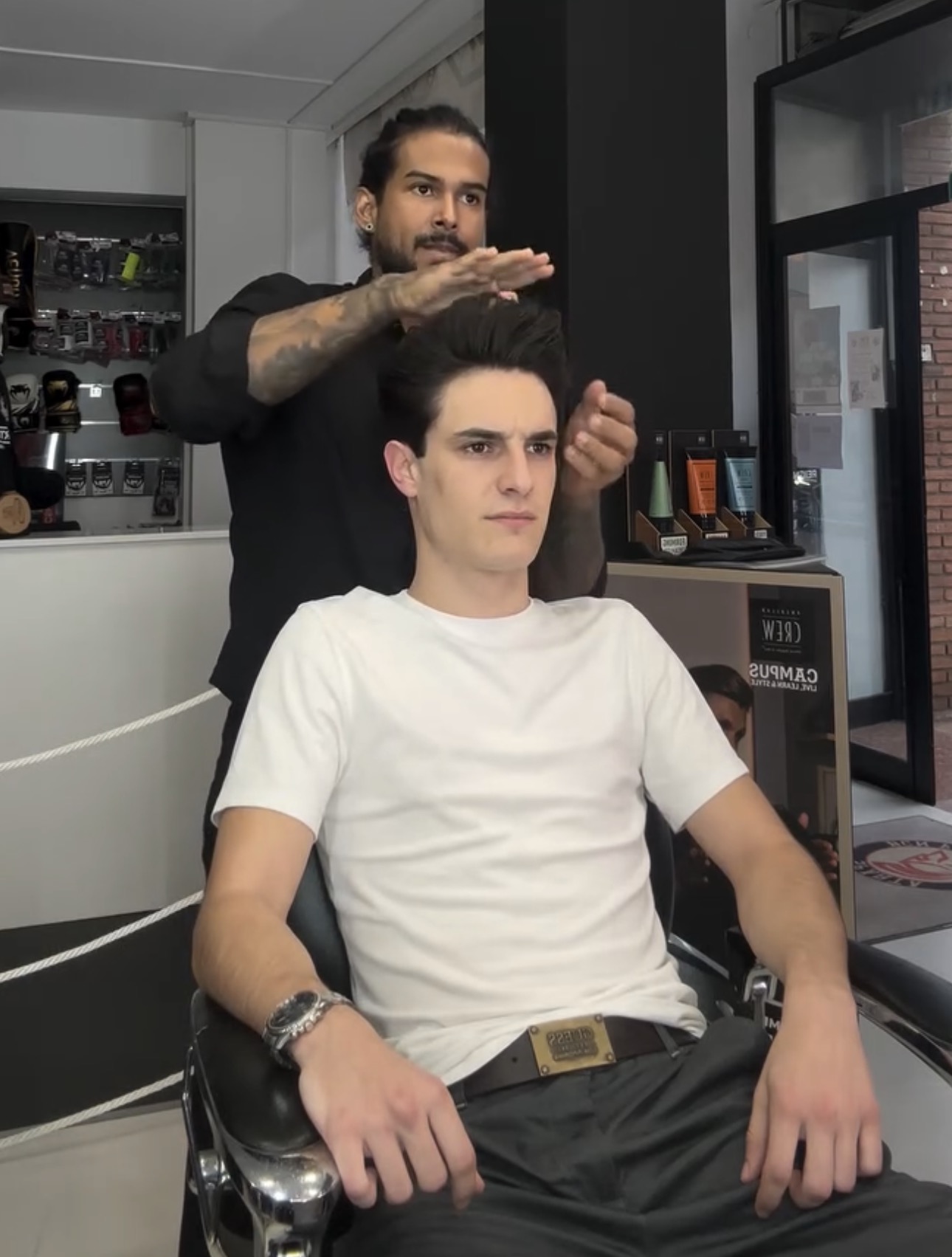 Joseph trabajando en Noi Barber Shop