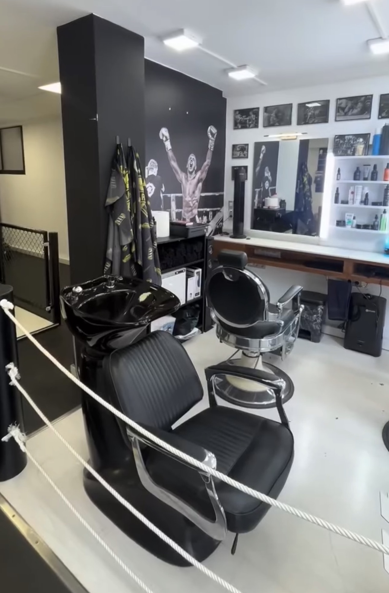 Interior de Noi Barber Shop en Tizona Fight Club